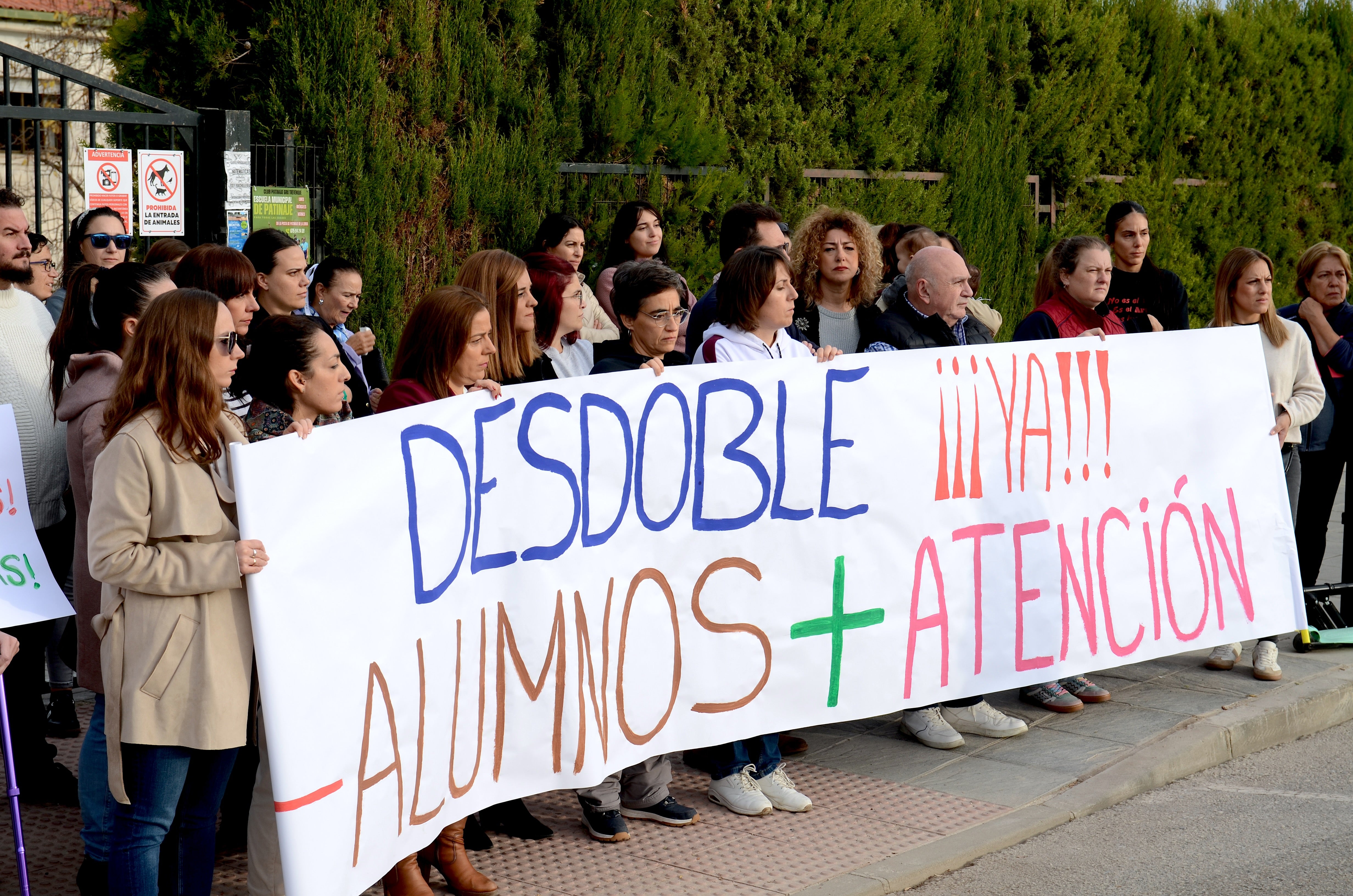 La comunidad educativa del CEIP Tierno Galván de La Zubia se manifiesta para pedir una nueva línea