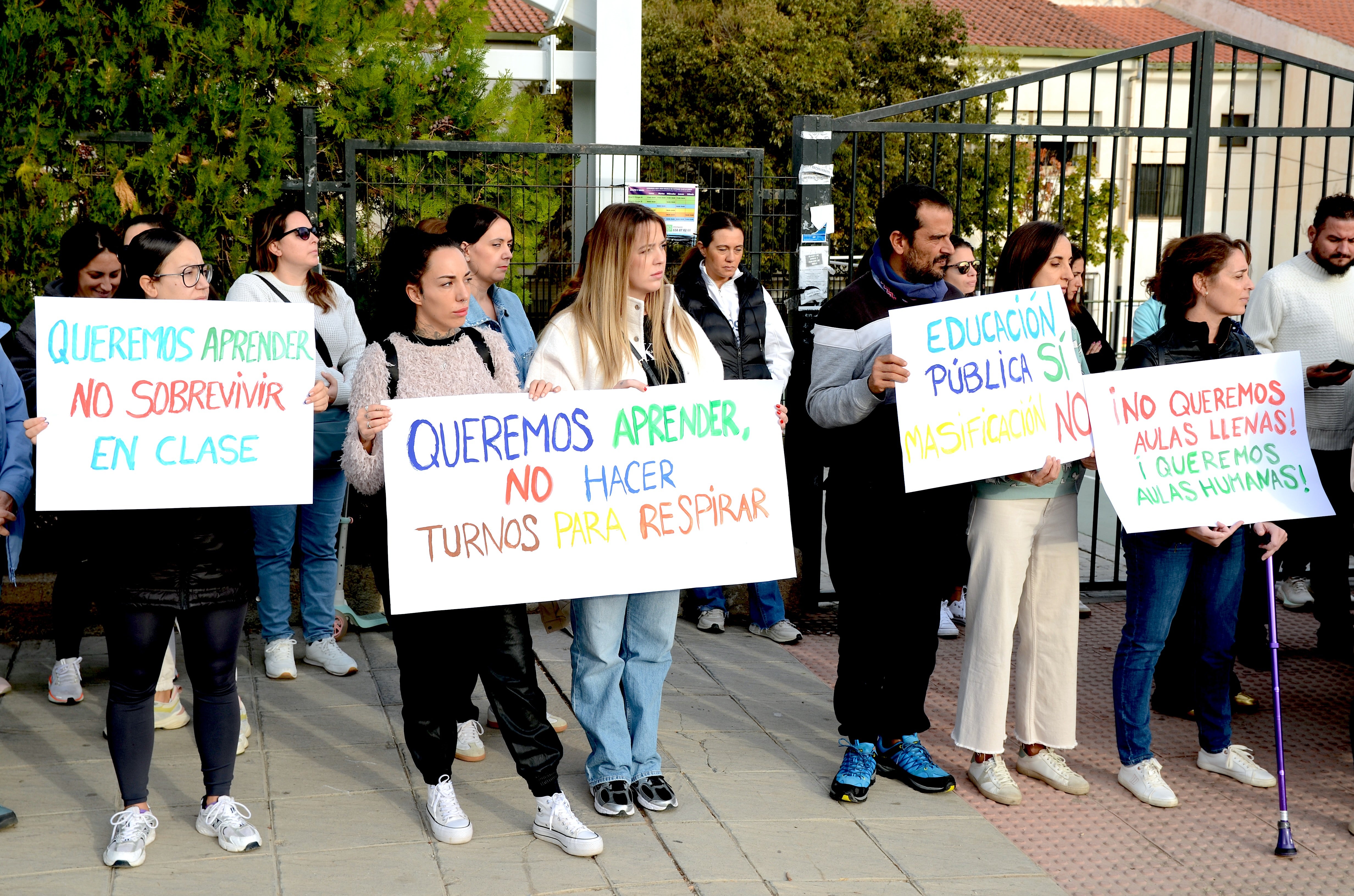 La comunidad educativa del CEIP Tierno Galván de La Zubia se manifiesta para pedir una nueva línea