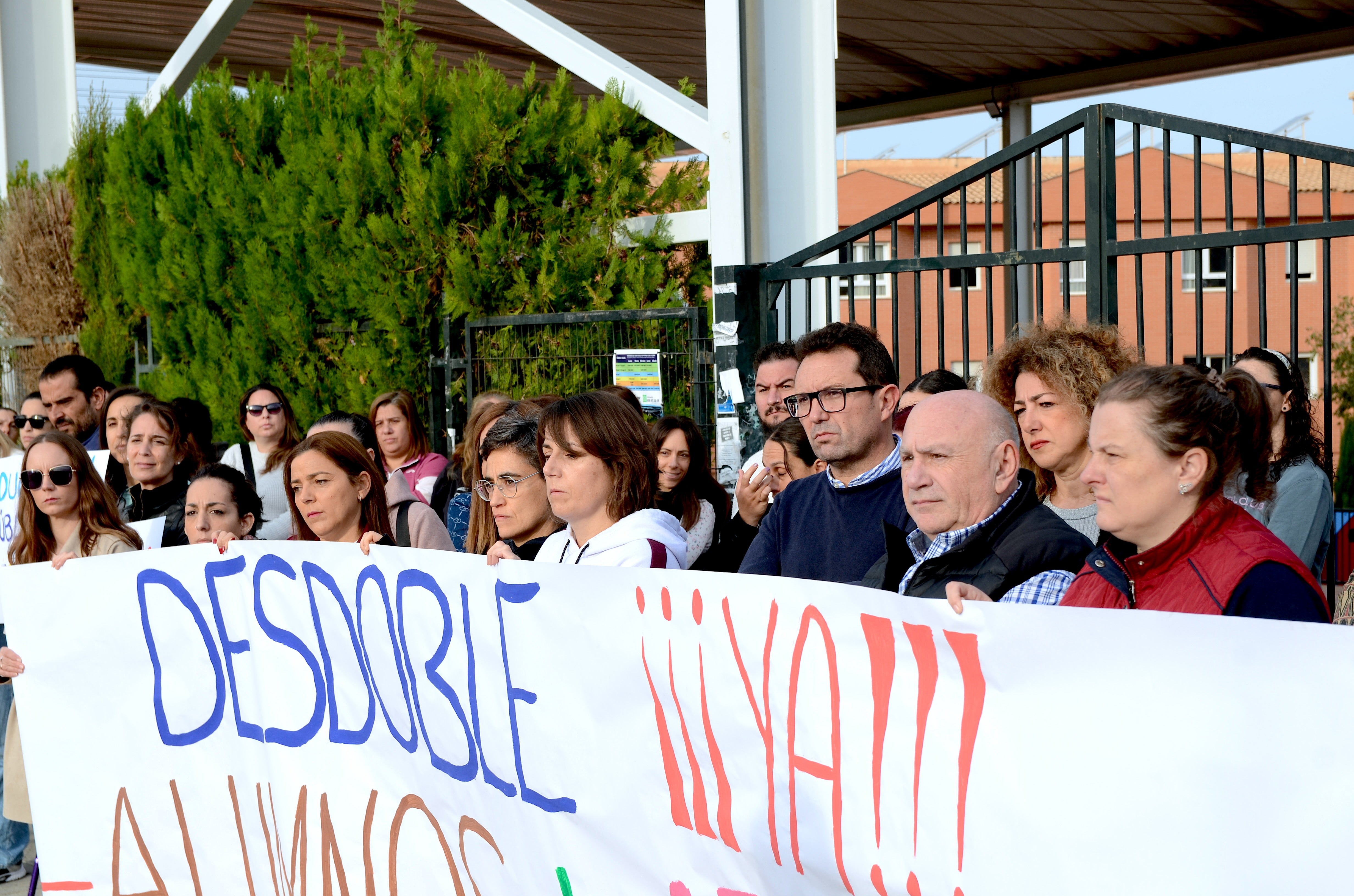 La comunidad educativa del CEIP Tierno Galván de La Zubia se manifiesta para pedir una nueva línea