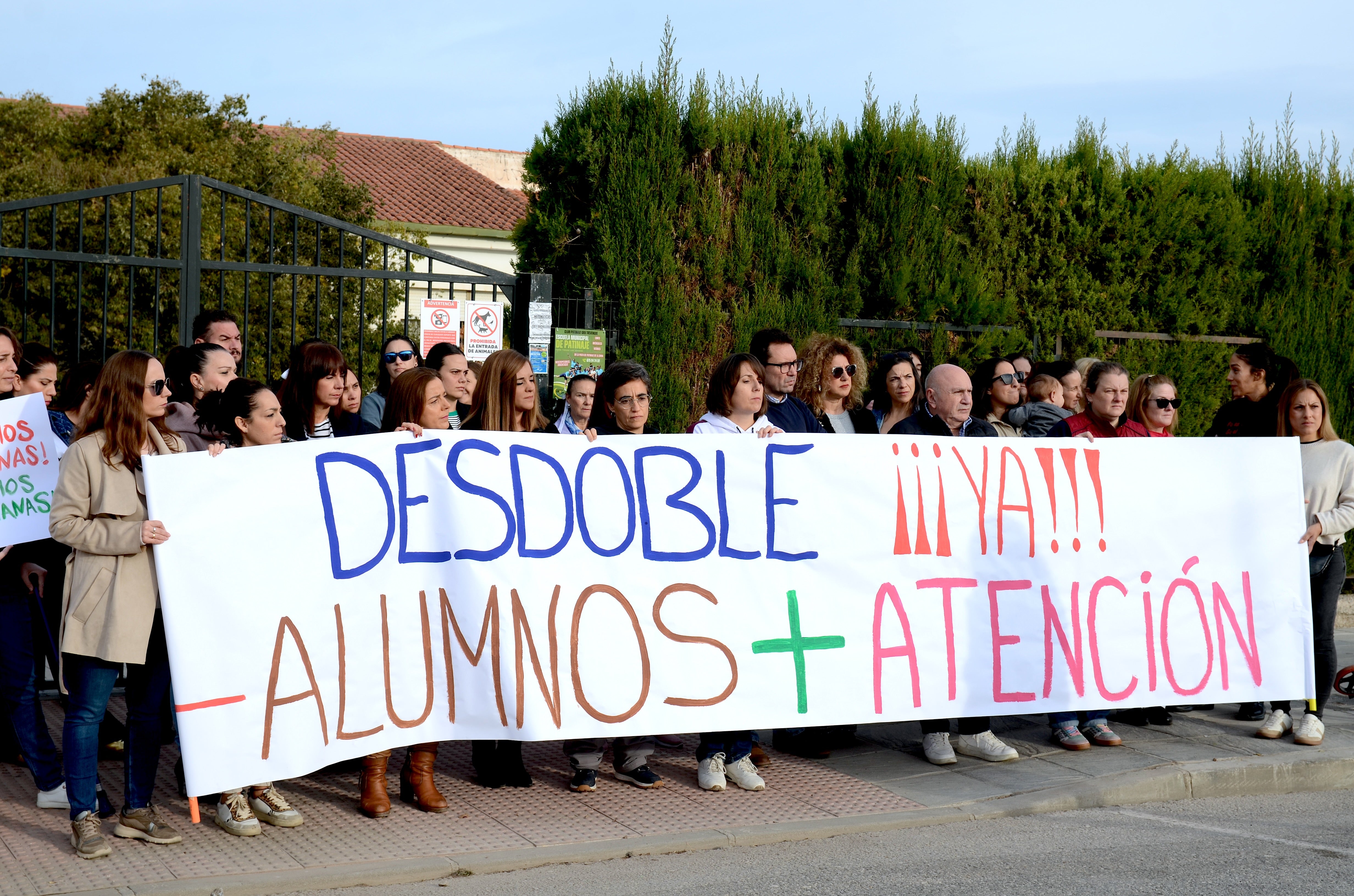 La comunidad educativa del CEIP Tierno Galván de La Zubia se manifiesta para pedir una nueva línea