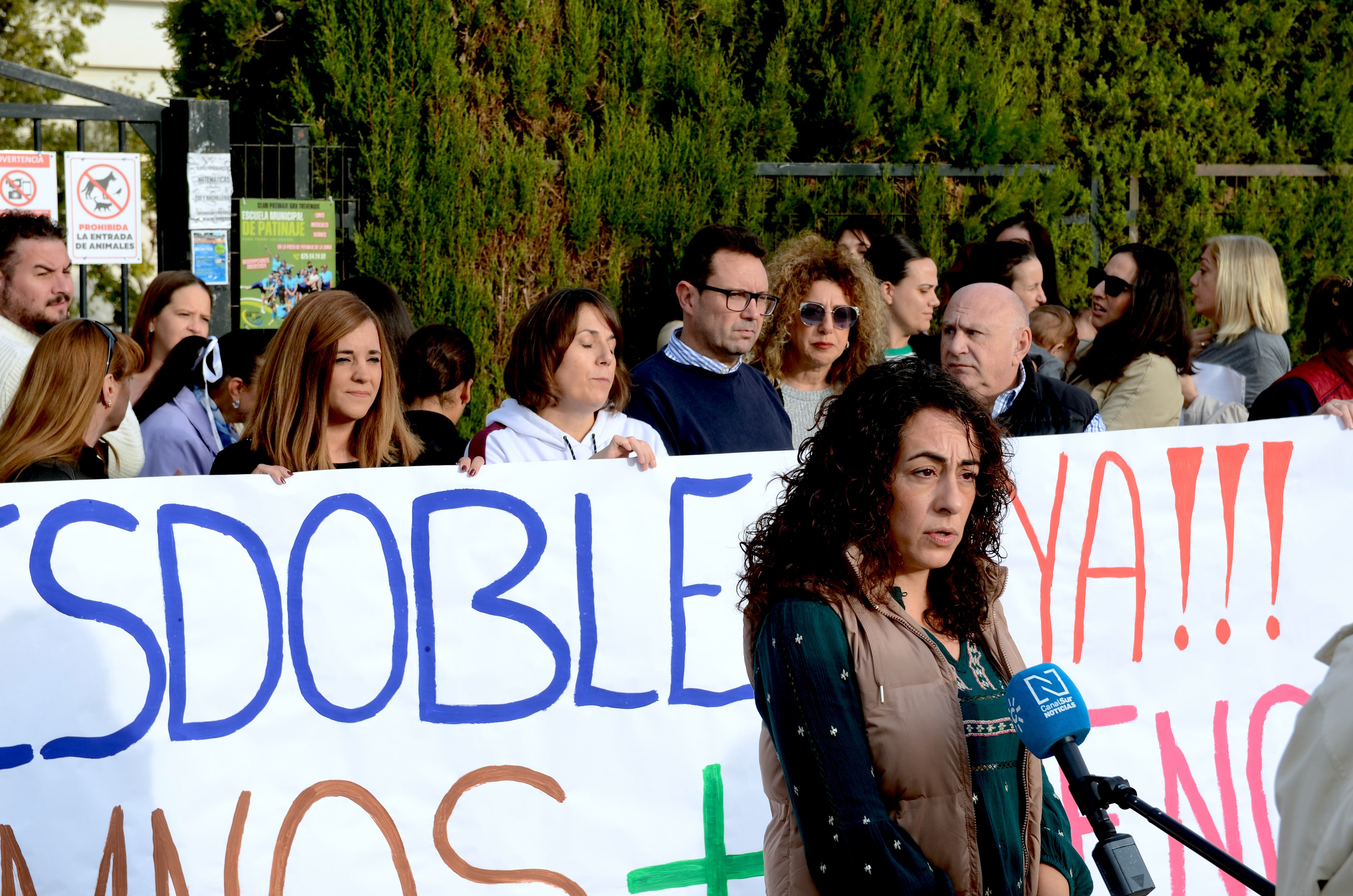 La comunidad educativa del CEIP Tierno Galván de La Zubia se manifiesta para pedir una nueva línea