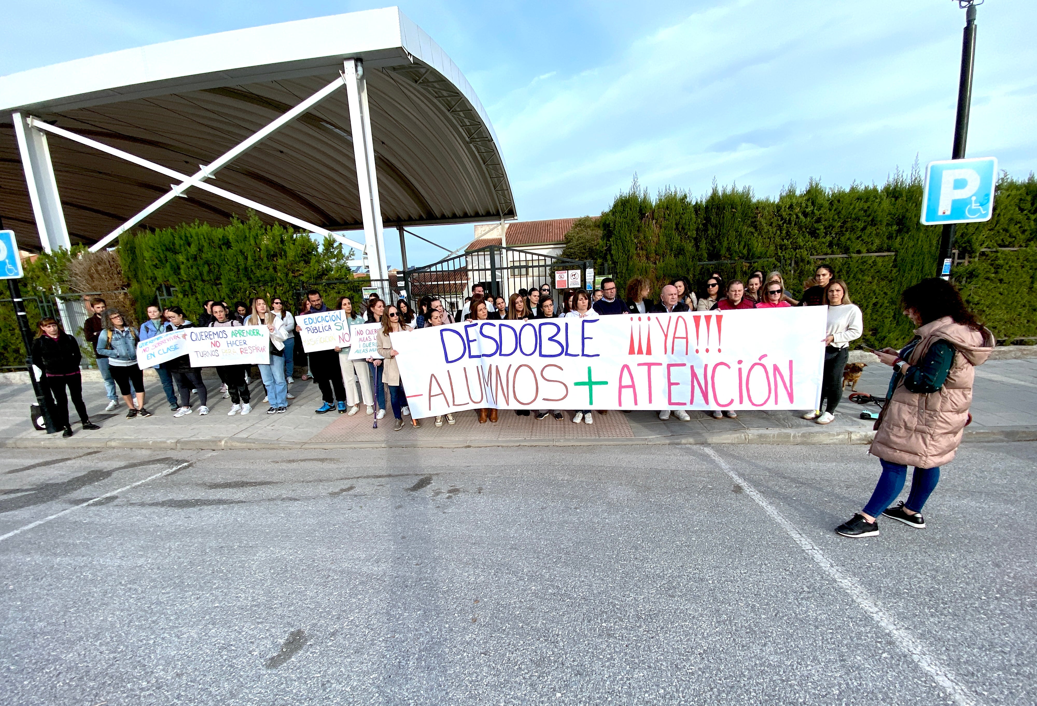 La comunidad educativa del CEIP Tierno Galván de La Zubia se manifiesta para pedir una nueva línea