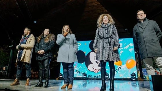 La Zubia da la bienvenida a la Navidad con tortas de azúcar y chocolate caliente