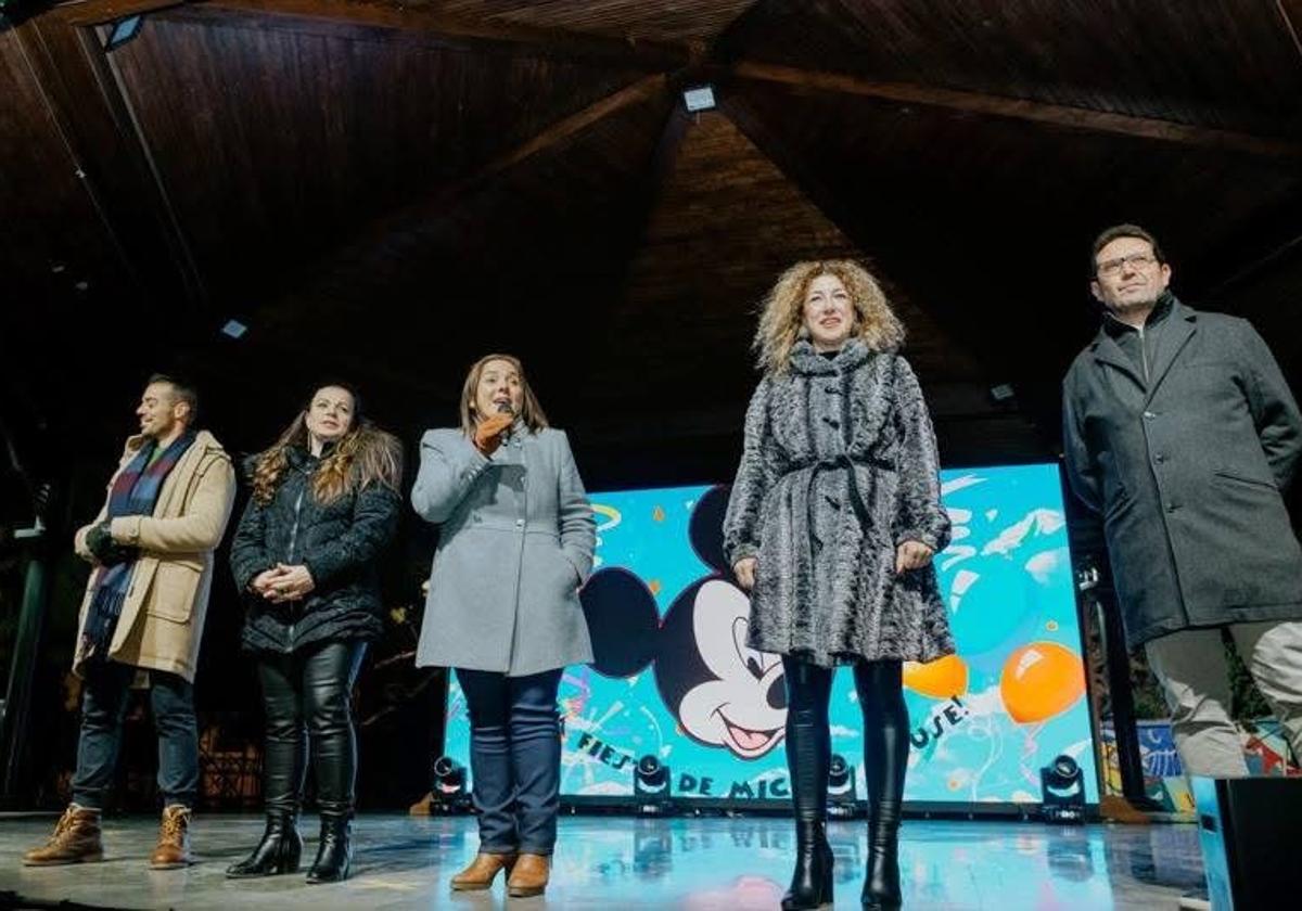 Miembros del equipo de gobierno municipal de La Zubia, presentando el encendido del alumbrado navideño.
