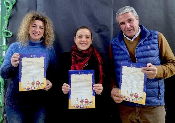 Natalia Arregui y Puri López entregan cartas personalizadas a los colegios de La Zubia.