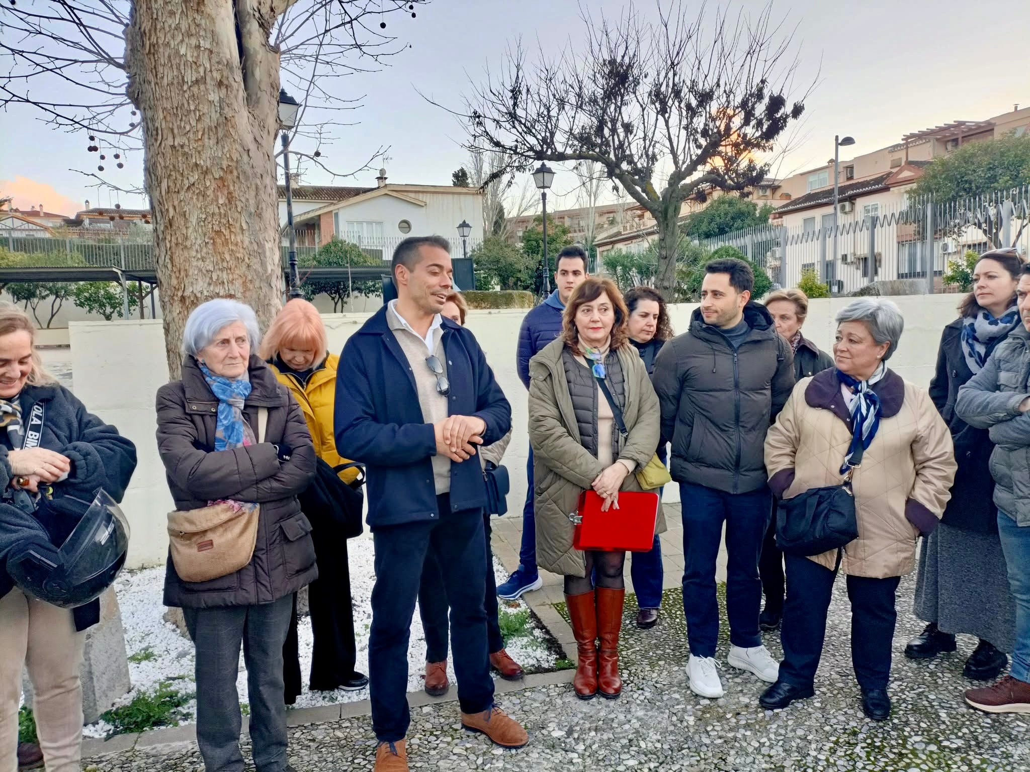 El concejal de Turismo da la bienvenida al grupo.