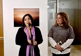 La alcaldesa zubiense, Puri López, presentando a la artista local Dori Romera.