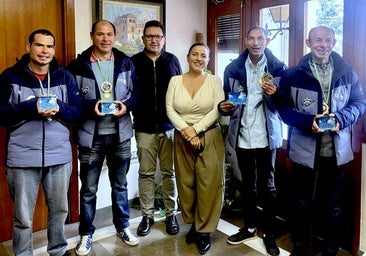 Puri López, alcaldesa de La Zubia, con los esquiadores.