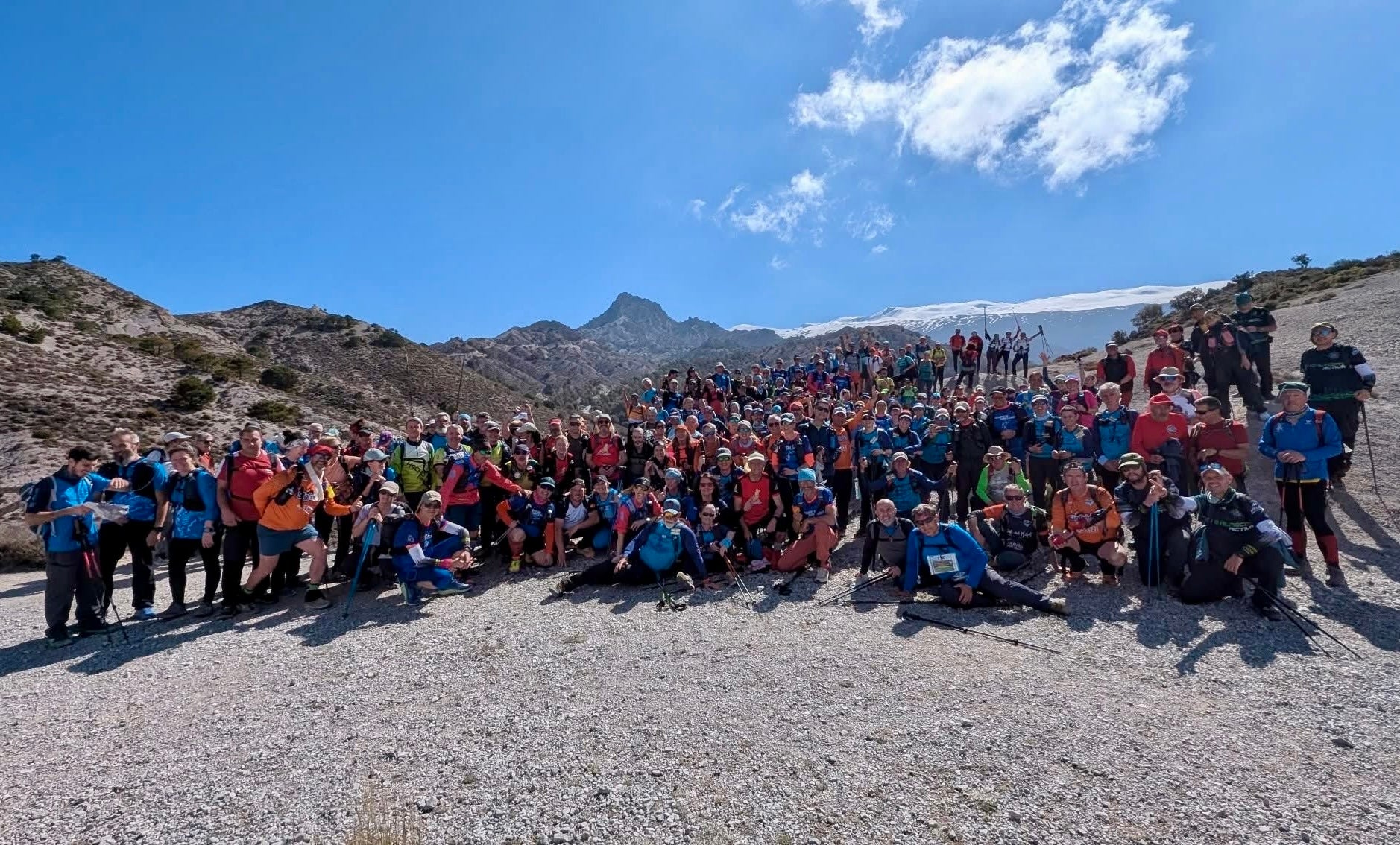 El numeroso grupo, en el entorno natural con Sierra Nevada al fondo.