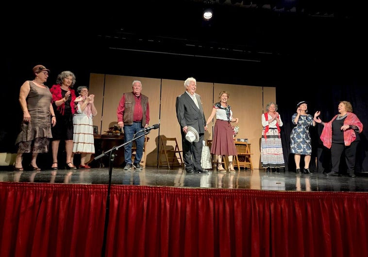 El grupo teatral Verso Vivace, en el escenario del Centro Cultural Carlos Cano.