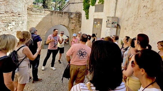 La Zubia despide su temporada de senderismo con una ruta interpretada por la Dehesa del Generalife
