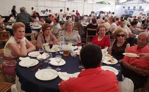 La carpa municipal acoge a 600 veteranos en una tarde de fiesta