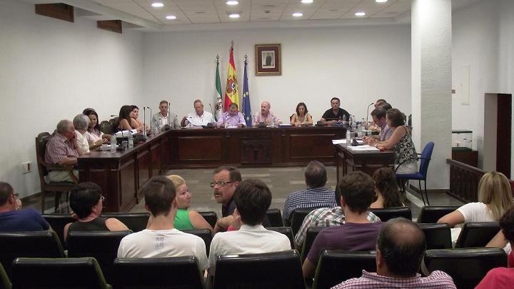 El equipo de gobierno despide a once para salvar al resto de la plantilla