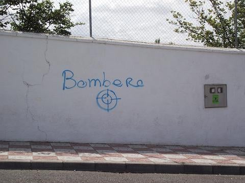Aparecen pintadas que amenazan al exedil de la Policía Local La Zubia