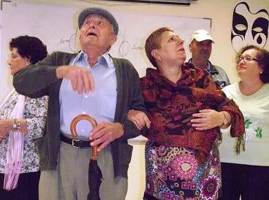El Grupo de Teatro de Mayores de La Zubia presenta ·Los catetos en Graná'