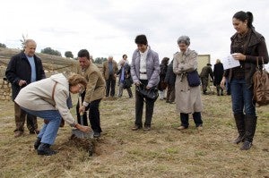 Plantación simbólica de árboles en La Zubia para impulsar la investigación contra el párkinson