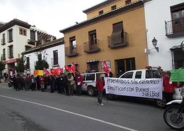 Casi un centenar de personas secundan la concentración contra los despidos municipales