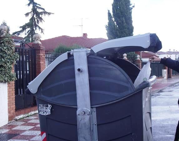 El PSOE denuncia que el PP quiere despedir a trabajadores y reducir los días de recogida de basura