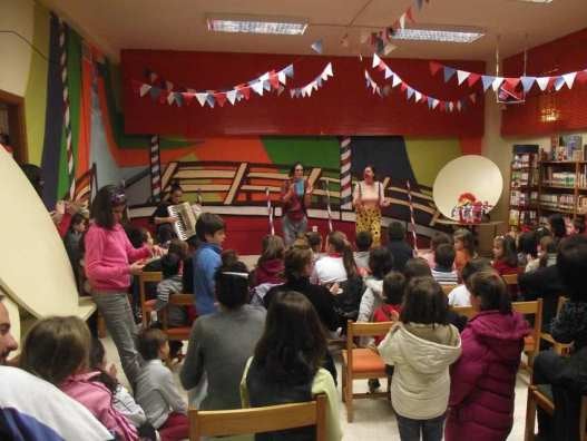El acróbata, el libro mágico y un cuento de narices