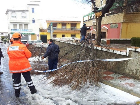 La jornada transcurre sin incidencias graves a pesar de la intensa nevada