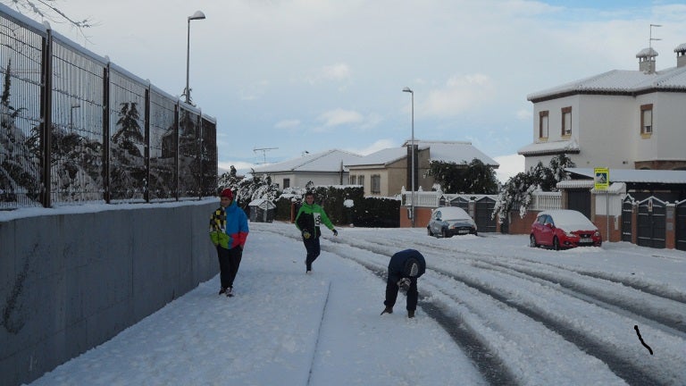 La Zubia amanece con siete centímetros de nieve