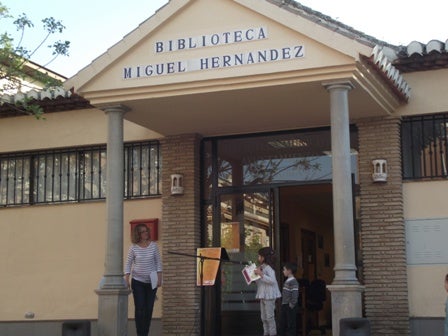 Libros, rosas y un homenaje al poeta granadino Rafael Guillén