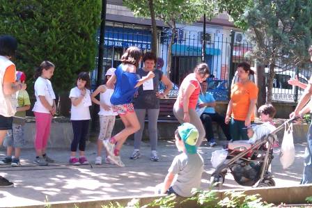 Los juegos populares estrechan lazos entre jóvenes y mayores