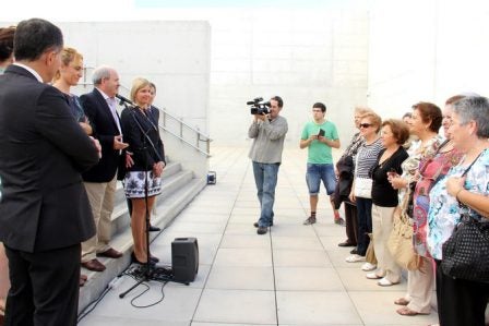 Un grupo de mayores visita las exposiciones del Centro Cultural Caja Granada