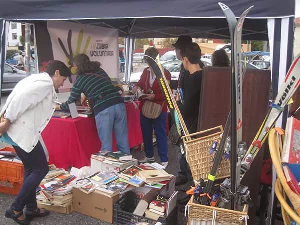 La Zubia se vuelca con el rastro solidario de antigüedades