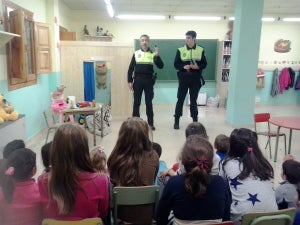 La Policía Local informa de su labor a los niños de la ludoteca
