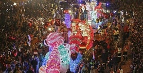 Los Reyes llegan cargados de juguetes y 1.500 kilos de caramelos