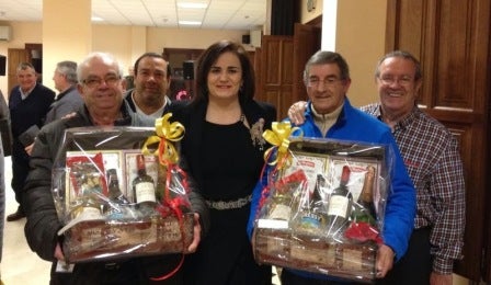 Ganadores de los torneos de rentoy, bingo y dominó recogen sus premios