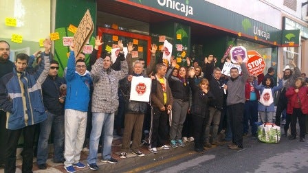 Stop Desahucios logra negociar con Unicaja la situación de seis familias de La Zubia