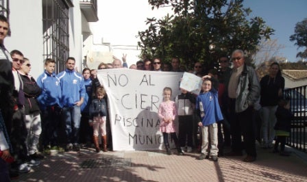 Concentración ante el Ayuntamiento para exigir la apertura de la piscina municipal