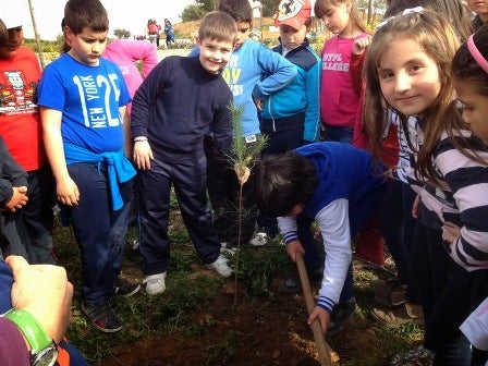 Los alumnos del colegio Isabel la Católica reforestan el Parque de las Canteras