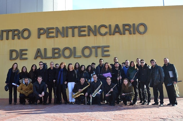 La Banda de Música de La Zubia arranca 'olés' en la cárcel de Albolote