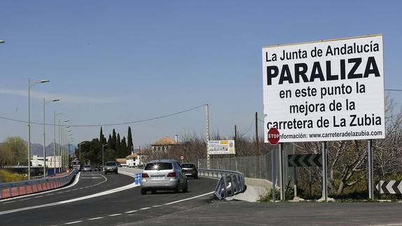 La Junta pide a Diputación que retire el cartel de la carretera y asegura ejecutar el corredor de la Vega