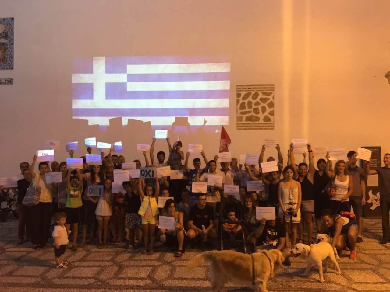 Un centenar de vecinos de La Zubia muestran su apoyo al pueblo griego