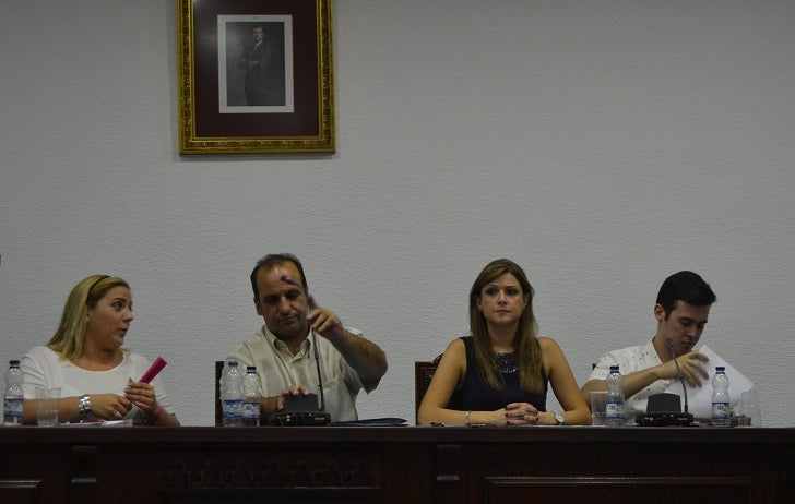 El alcalde dice que lo que persigue es la utilización de la política para fines personales