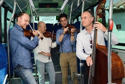 Miniconcierto de la Orquesta Ciudad de Granada en el autobús del Consorcio Metropolitano de La Zubia