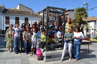 Las 'Tejedoras de sueños' visten a la 'Telara' como homenaje a las tejedoras de La Zubia