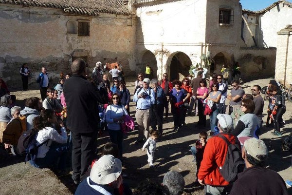 Un montón de vecinos se apuntan y disfrutan del paseo por la Vega