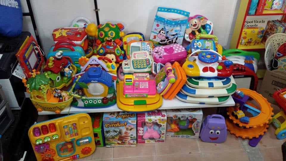Todo a punto en la Tienda Solidaria para atender a los Reyes Magos