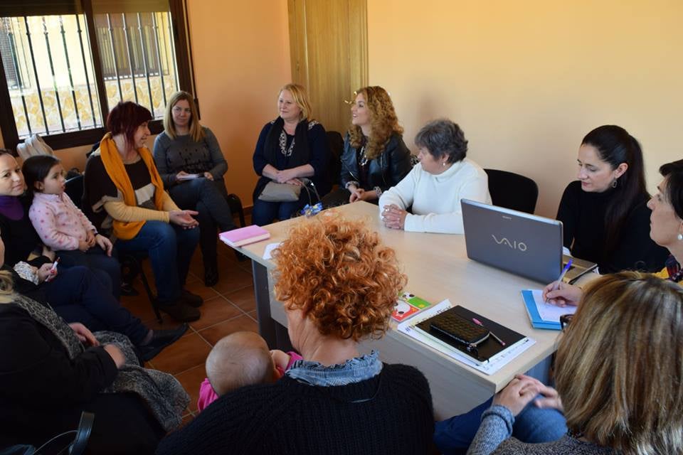 La responsable del Instituto Andaluz de la Mujer visita La Zubia