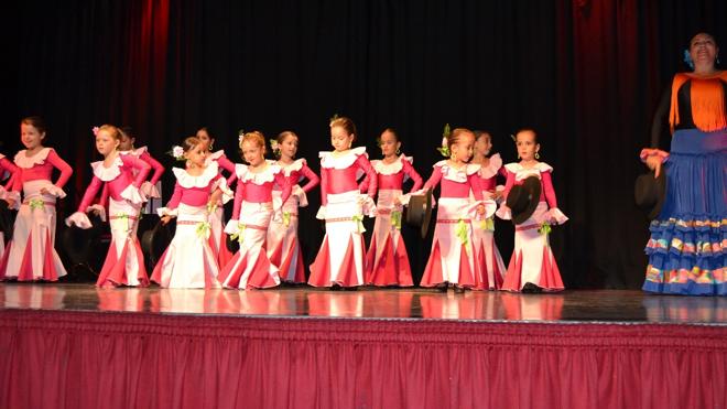 El público abarrotó el Carlos Cano en la fiesta de clausura de la escuela de baile de Ruth Molinero