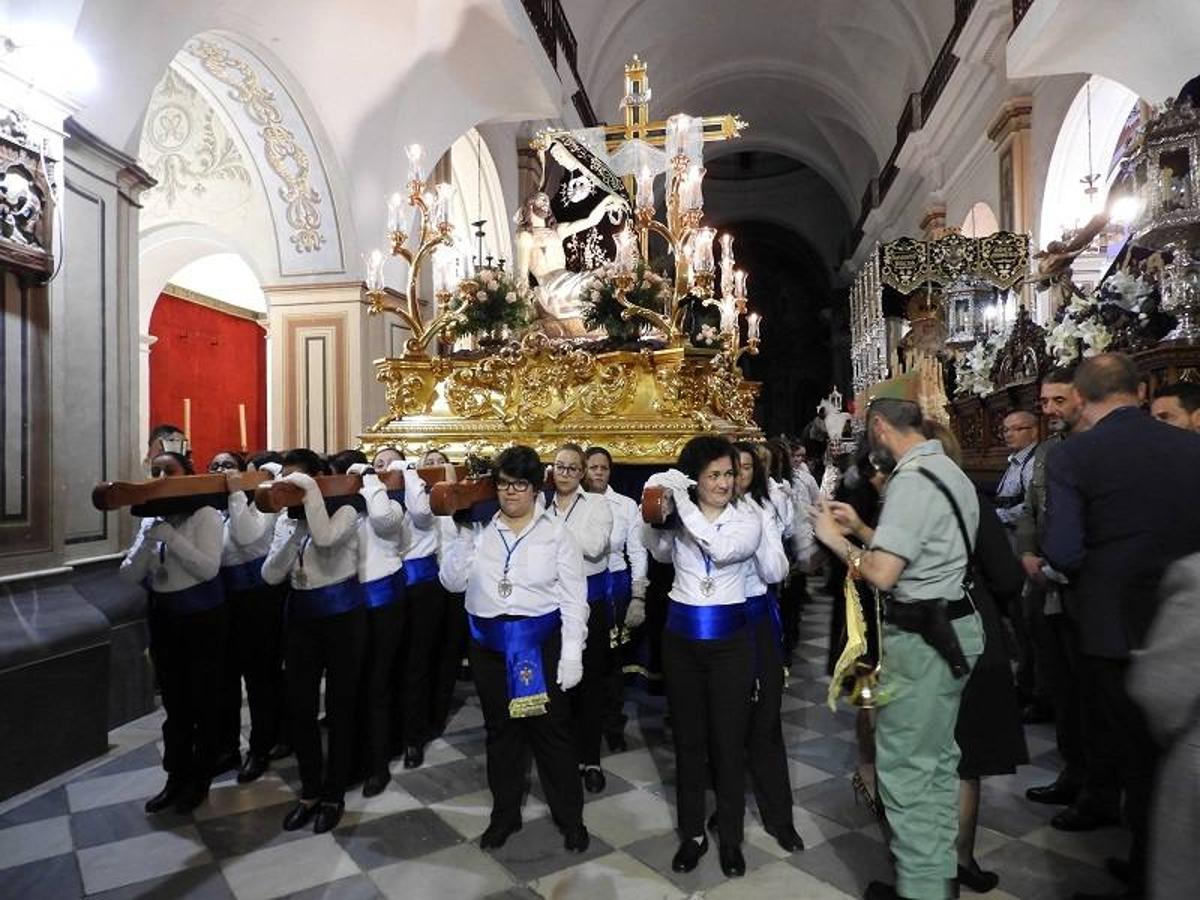 Un Martes Santo más, el Paso Azul de Cuevas del Almanzora realizó su estación de penitencia con la procesión de la Virgen de las Angustias, tradicional por ser portada a hombros por mujeres.