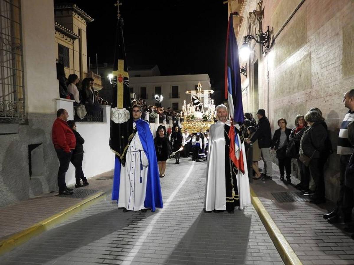 Un Martes Santo más, el Paso Azul de Cuevas del Almanzora realizó su estación de penitencia con la procesión de la Virgen de las Angustias, tradicional por ser portada a hombros por mujeres.