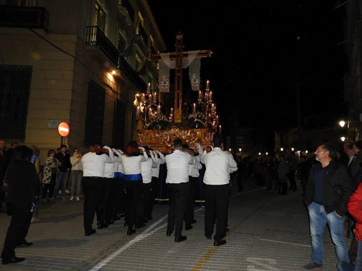 Un Martes Santo más, el Paso Azul de Cuevas del Almanzora realizó su estación de penitencia con la procesión de la Virgen de las Angustias, tradicional por ser portada a hombros por mujeres.