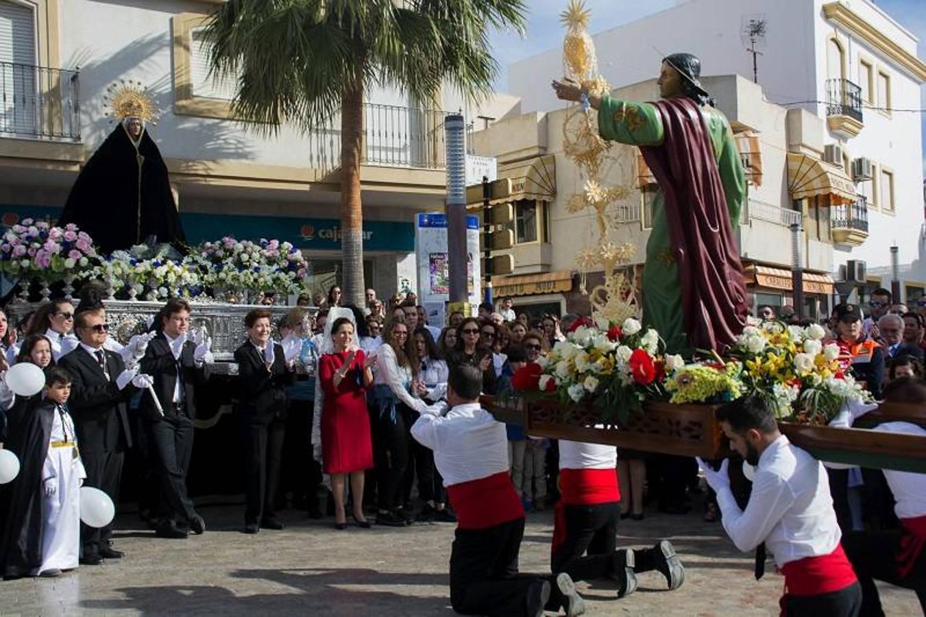 Carboneras cerró las celebraciones con la estación de penitencia del Resucitado, una de las procesiones más bellas de la localidad y este año aún más especial, al procesionar por primera vez la imagen del Resucitado, obra del escultor Miguel Ángel Tirao Carpio y adquirida este año por la Hermandad del Nazareno y María de las Angustias, que recorrió parte del paseo marítimo junto a San Juan y la Virgen de los Dolores.