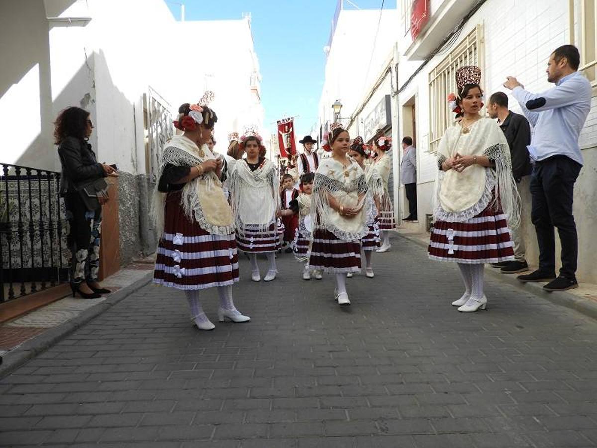 Lágrimas de emoción y el estruendo de los cohetes se mezclaron ayer en Carboneras con el grito de «¡viva San Antonio de Padua!». Y es que se cumplieron exactamente cien años desde que el obispo de Almería, Vicente Casanova Marzol, decretó el nombramiento del santo patrón del municipio, tras la solicitud enviada al obispado por los propios vecinos.